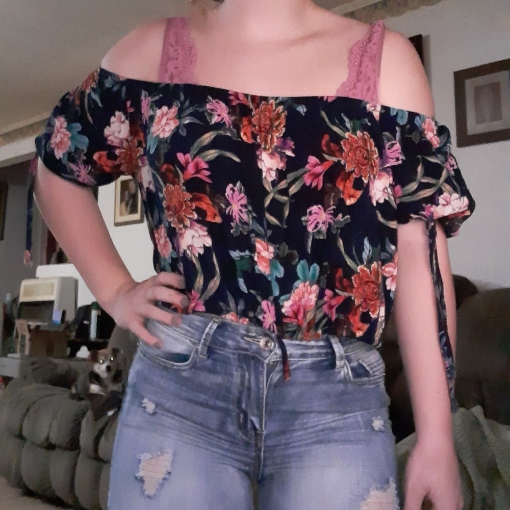 Off the shoulder top 💛